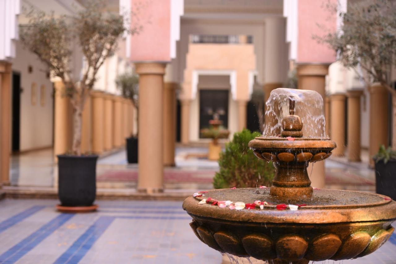 El Olivar Palace Marrakech El Harkat 외부 사진 Fountain in the courtyard of the hotel