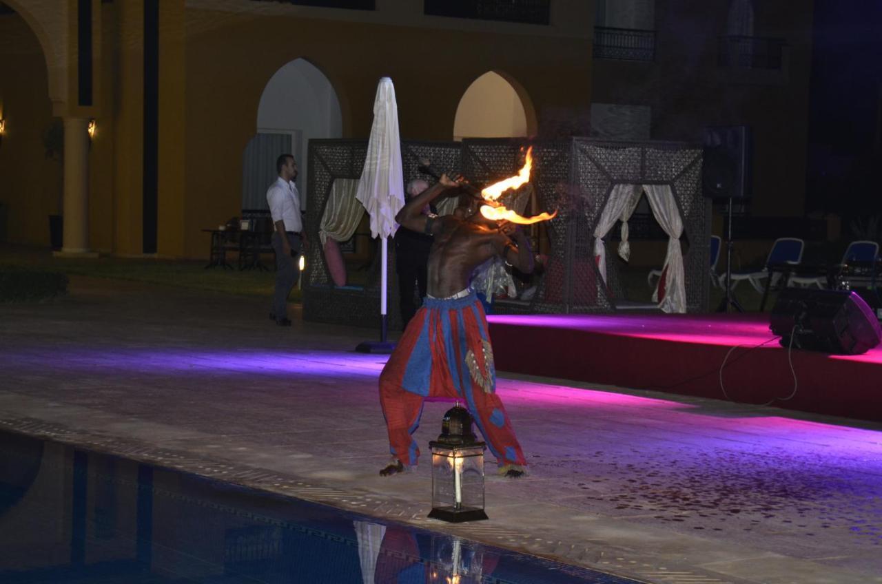 El Olivar Palace Marrakech El Harkat 외부 사진 A fire fan performance
